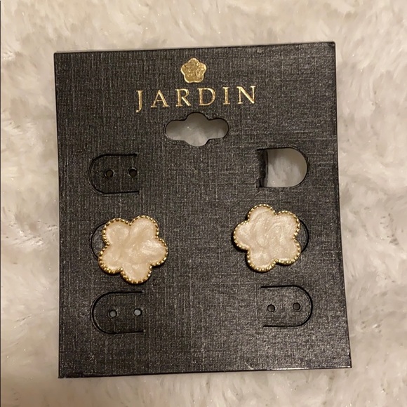 Jardin Jewelry - NWOT Mother of Pearl stud earrings
